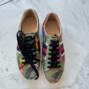 Guaranteed authentic Gucci Floral Patterned Sneakers Shoes 41